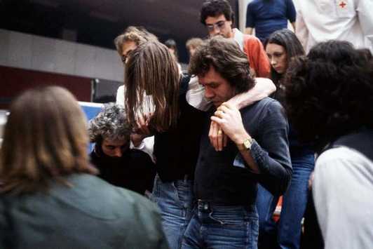 Francis Rossi, évacué, lors du concert de Sindelfingen (01/02/1979)